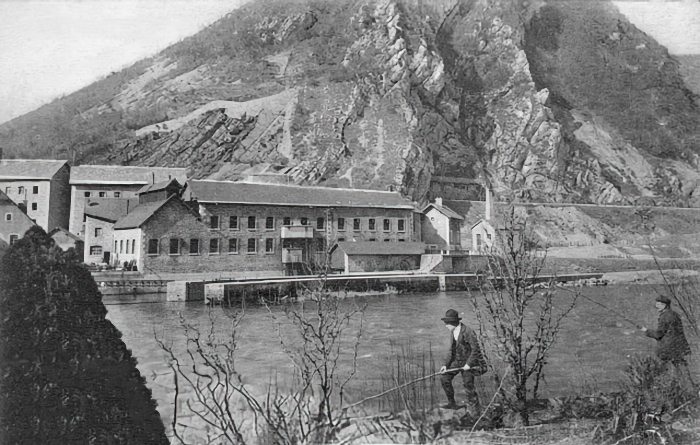 [Carte postale de l'usine Bost vers 1910]